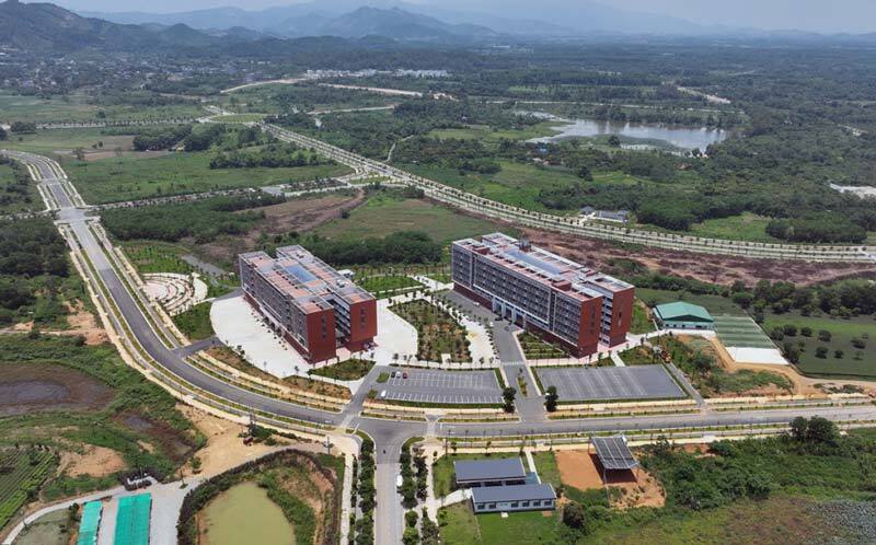 Xung quanh Đại học Quốc gia Hà Nội, nằm trong đô thị vệ tinh Hòa Lạc vẫn chỉ là các khu đất bỏ trống